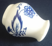 Lade das Bild in den Galerie-Viewer, SALZSTREUER - Porzellan, Zwiebelmuster Art Motiv Dekor