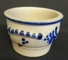 Lade das Bild in den Galerie-Viewer, GROßER SCHMALZTOPF - Keramik / Steingut, Flora Blüten Blatt Blätter Abstrakt Punkte Griffe Relief Motiv Dekor