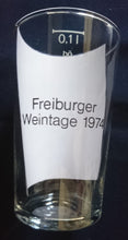 Lade das Bild in den Galerie-Viewer, SHOT~ SCHNAPS~ GETRÄNKEGLAS - Hartglas, Wappen Stadt Ort Freiburg Opfingen Aufschrift Motiv Dekor (nBC)