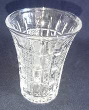 Lade das Bild in den Galerie-Viewer, 2er Set SHOT~ KURZE~ SCHNAPS~ GETRÄNKEGLAS - Kristallglas, Geometrisches Punkte Linien Streifen Kreuze Punkte Reliefschliff Motiv Dekor