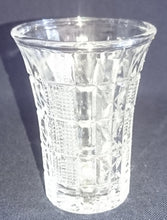 Lade das Bild in den Galerie-Viewer, SHOT~ KURZE~ SCHNAPS~ GETRÄNKEGLAS - Kristallglas, Geometrisches Punkte Linien Streifen Kreuze Punkte Reliefschliff Motiv Dekor