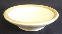 Lade das Bild in den Galerie-Viewer, SEIFENSCHALE - Keramik / Steingut, Mehrfaches Linien Motiv Dekor (BC)