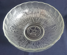 Lade das Bild in den Galerie-Viewer, GROßE SERVIERSCHÜSSEL - Hartglas, Flora Blumenblüten Striche Linien Relief Motiv Dekor