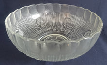 Lade das Bild in den Galerie-Viewer, GROßE SERVIERSCHÜSSEL - Hartglas, Flora Blumenblüten Striche Linien Relief Motiv Dekor