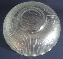 Lade das Bild in den Galerie-Viewer, GROßE SERVIERSCHÜSSEL - Hartglas, Flora Blumenblüten Striche Linien Relief Motiv Dekor