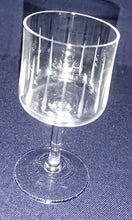 Lade das Bild in den Galerie-Viewer, SHOT~ GETRÄNKEGLAS - Hartglas, Striche Linien Relief Motiv Dekor