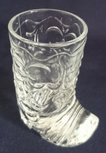 Lade das Bild in den Galerie-Viewer, 2er Set SHOT~ KURZE~ SCHNAPS~ GETRÄNKEGLAS - Kristallglas, Schuhe Lederstiefel Gerbungsstruktur Sohlen Schliff Motiv Form Dekor
