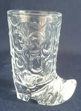 Lade das Bild in den Galerie-Viewer, 2er Set SHOT~ KURZE~ SCHNAPS~ GETRÄNKEGLAS - Kristallglas, Schuhe Lederstiefel Gerbungsstruktur Sohlen Schliff Motiv Form Dekor