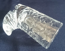 Lade das Bild in den Galerie-Viewer, SHOT~ KURZE~ SCHNAPS~ GETRÄNKEGLAS - Kristallglas, Schuhe Lederstiefel Gerbungsstruktur Sohlen Schliff Motiv Form Dekor