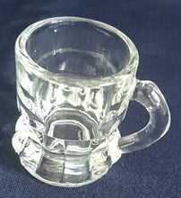 Lade das Bild in den Galerie-Viewer, 2er Set SHOT KURZE SCHNAPS- GETRÄNKEGLÄSER - Hartglas, Klar Linien Rechteckig Senkrecht Relief Motiv Dekor (BC)