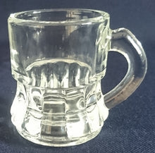 Lade das Bild in den Galerie-Viewer, SHOT KURZE SCHNAPS- GETRÄNKEGLAS - Hartglas, Klar Linien Rechteckig Senkrecht Relief Motiv Dekor