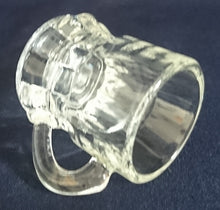 Lade das Bild in den Galerie-Viewer, SHOT KURZE SCHNAPS- GETRÄNKEGLAS - Hartglas, Klar Linien Rechteckig Senkrecht Relief Motiv Dekor