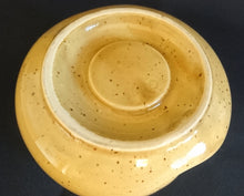 Lade das Bild in den Galerie-Viewer, STÖVCHEN - Keramik / Steingut, Gesprenkeltes Punkte Tupfen Relief Motiv Dekor (BC)