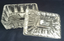 Lade das Bild in den Galerie-Viewer, BONBONSCHALE MIT DECKEL - Kristallglas, Abstraktes Linien Striche Relief Motiv Dekor