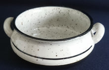 Lade das Bild in den Galerie-Viewer, SUPPENTASSE - Keramik / Steingut, Linien Dekor Rand Gesprenkeltes Motiv Dekor