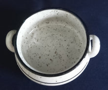 Lade das Bild in den Galerie-Viewer, 2er Set SUPPENTASSEN - Keramik / Steingut, Linien Dekor Rand Gesprenkeltes Motiv Dekor