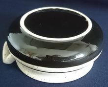 Lade das Bild in den Galerie-Viewer, 2er SUPPENTASSEN GEDECK - Keramik / Steingut, Linien Dekor Rand Gesprenkeltes Motiv Dekor