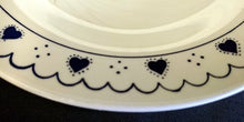 Lade das Bild in den Galerie-Viewer, SUPPENTELLER - Porzellan, Herz Punkte Linien Striche Wellen Motiv Dekor