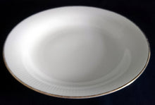 Lade das Bild in den Galerie-Viewer, 2er Set SUPPENTELLER - Porzellan, Goldrand Linien Striche Relief Motiv Dekor