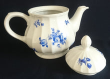 Lade das Bild in den Galerie-Viewer, TEEKANNE MIT DECKEL - Porzellan, Flora Rosenblumen Blüten Blatt Blätter Linien Relief Motiv Dekor