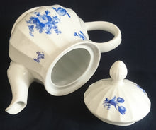 Lade das Bild in den Galerie-Viewer, 20 Teiliges TEESERVICE - Porzellan, Flora Rosenblumen Blüten Blatt Blätter Linien Relief Motiv Dekor