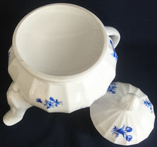 Lade das Bild in den Galerie-Viewer, 20 Teiliges TEESERVICE - Porzellan, Flora Rosenblumen Blüten Blatt Blätter Linien Relief Motiv Dekor