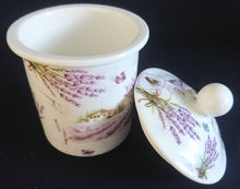 Lade das Bild in den Galerie-Viewer, TEEKANNE MIT SIEB + DECKEL - Hartglas / Porzellan, Flora Lavendel Blumen Fauna Schmetterlinge Motiv Dekor