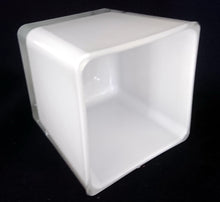 Lade das Bild in den Galerie-Viewer, TEELICHT KERZENHALTER - Press- / Hartglas, Quadratische Würfel Form Motiv Dekor (G)