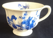 Lade das Bild in den Galerie-Viewer, 2er Set 3er TEEGEDECKE - Porzellan, Flora Rosenblumen Blüten Blatt Blätter Linien Relief Motiv Dekor