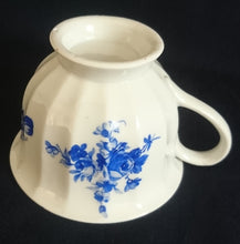 Lade das Bild in den Galerie-Viewer, TEETASSE - Porzellan, Flora Rosenblumen Blüten Blatt Blätter Linien Relief Motiv Dekor