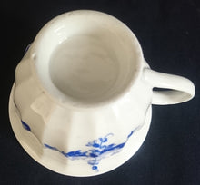 Lade das Bild in den Galerie-Viewer, 2er Set 3er TEEGEDECKE - Porzellan, Flora Rosenblumen Blüten Blatt Blätter Linien Relief Motiv Dekor