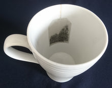Lade das Bild in den Galerie-Viewer, KAFFEETASSE - Porzellan, Teebeutel TEA break Aufschrift Waagerechte Linien Striche Relief Motiv Dekor