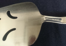 Lade das Bild in den Galerie-Viewer, TORTENHEBER - Edelstahl 18/0 & Kunststoff , Abstrakt Banner Baum Rosen Symbole Zeichen Motiv Dekor