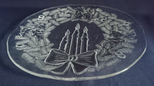 Lade das Bild in den Galerie-Viewer, TORTEN- / BEILAGENPLATTE - Hartglas, Kerzen Schleife Weihnachten Advent Gesteck Tannenzweige Motiv Dekor