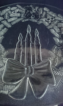 Lade das Bild in den Galerie-Viewer, TORTEN- / BEILAGENPLATTE - Hartglas, Kerzen Schleife Weihnachten Advent Gesteck Tannenzweige Motiv Dekor