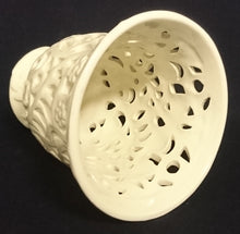 Lade das Bild in den Galerie-Viewer, BLUMEN ÜBERTOPF- Keramik / Steingut, Flora Blumenblüten Relief Durchbrochen Motiv Dekor