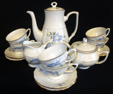 Lade das Bild in den Galerie-Viewer, 5er Set MOCCA KAFFEEKANNE + DECKEL & MILCHKÄNNCHEN & ZUCKERDOSE MIT DECKEL - Porzellan, Goldrand Vergiss mein Nicht Blumenblüten Flora Pflanzen Gewölbter Relief Motiv Dekor