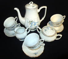 Lade das Bild in den Galerie-Viewer, 5er Set MOCCA KAFFEEKANNE + DECKEL & MILCHKÄNNCHEN & ZUCKERDOSE MIT DECKEL - Porzellan, Goldrand Vergiss mein Nicht Blumenblüten Flora Pflanzen Gewölbter Relief Motiv Dekor