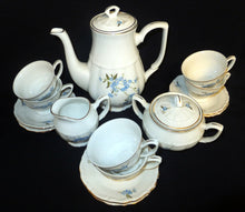 Lade das Bild in den Galerie-Viewer, 2er Set MOCCA UNTERTASSEN - Porzellan, Goldrand Vergiss mein Nicht Blumenblüten Flora Pflanzen Gewölbter Relief Motiv Dekor