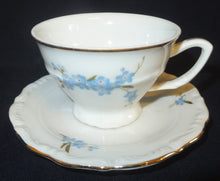 Lade das Bild in den Galerie-Viewer, 2er Set MOCCA UNTERTASSEN - Porzellan, Goldrand Vergiss mein Nicht Blumenblüten Flora Pflanzen Gewölbter Relief Motiv Dekor