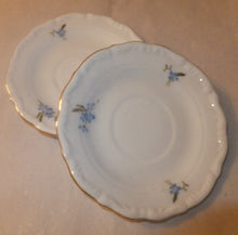 Lade das Bild in den Galerie-Viewer, 2er Set 2er MOCCAGEDECKE - Porzellan, Goldrand Vergiss mein Nicht Blumenblüten Flora Pflanzen Gewölbter Relief Motiv Dekor