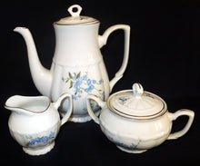 Lade das Bild in den Galerie-Viewer, 5er Set MOCCA KAFFEEKANNE + DECKEL & MILCHKÄNNCHEN & ZUCKERDOSE MIT DECKEL - Porzellan, Goldrand Vergiss mein Nicht Blumenblüten Flora Pflanzen Gewölbter Relief Motiv Dekor