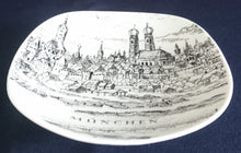 Lade das Bild in den Galerie-Viewer, SAMMEL TELLERSCHÄLCHEN - Porzellan, Stadt München Kirche Dom Gebäude Haus Häuser Isar Inschrift Motiv Dekor (BC)