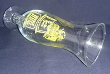 Lade das Bild in den Galerie-Viewer, BLUMENVASE - Hartglas, Amerikanische Aufschrift Rosie Ogrady Musikerin Gitarristin Emporium Motiv Dekor