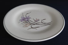 Lade das Bild in den Galerie-Viewer, DESSERTTELLER - Keramik / Steingut, Flora Lilien Blumenblüten Pflanzen Rand Motiv Dekor