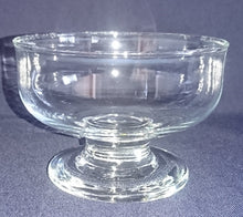 Lade das Bild in den Galerie-Viewer, EIS~ DESSERTSCHALE - Hartglas, Typische Gastronomische Form Dekor Motiv