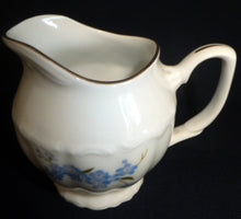 Lade das Bild in den Galerie-Viewer, 3er Set MILCHKÄNNCHEN & ZUCKERDOSE MIT DECKEL - Porzellan, Goldrand Vergiss mein Nicht Blumenblüten Flora Pflanzen Gewölbter Relief Motiv Dekor