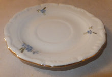 Lade das Bild in den Galerie-Viewer, MOCCA UNTERTASSE - Porzellan, Goldrand Vergiss mein Nicht Blumenblüten Flora Pflanzen Gewölbter Relief Motiv Dekor