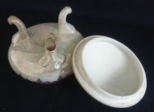 Lade das Bild in den Galerie-Viewer, SCHMUCKDOSE MIT DECKEL - Porzellan, Abstrakt Symbol Zeichen Menschen Frau Mann Motiv Dekor