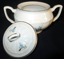 Lade das Bild in den Galerie-Viewer, 3er Set MILCHKÄNNCHEN & ZUCKERDOSE MIT DECKEL - Porzellan, Goldrand Vergiss mein Nicht Blumenblüten Flora Pflanzen Gewölbter Relief Motiv Dekor